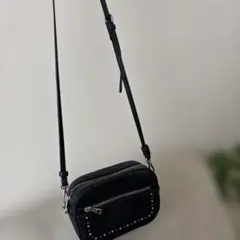 スタッズ付き黒ショルダーバッグ