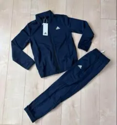 新品アディダスジャージ上下140cm 紺色　トラックスーツ　スポーツ