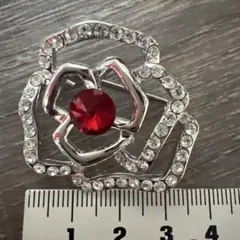 ❣美品　キラキラ　シルバー花形ブローチ クリスタル　☝˃̵͈̑ᴗ˂̵͈̑❤