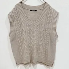 SUREVE ケーブル編み Vネック ニットベスト ベージュ Mサイズ