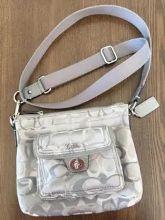 COACH シグネチャー ショルダーバッグ　ライトシルバーグレー