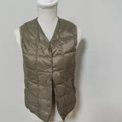 タイオン　カーキ　キルティングダウンベスト　Ｖネック細身Mの方向き
