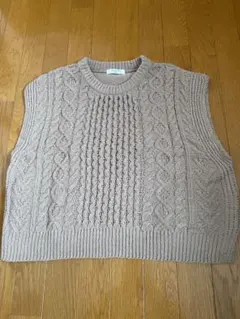 Samansa Mos2 の新品ケーブル編みニットベストです