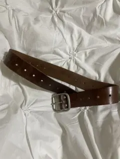 ブラウンレザー ベルト穴あきデザイン