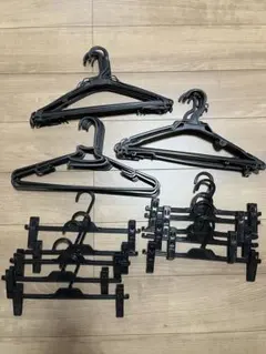 黒プラスチック製衣類ハンガー(トップス/ボトム)