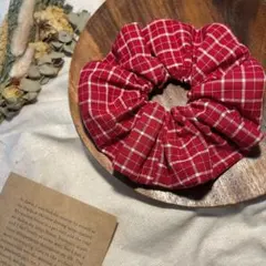 「ボタン猫」 ハンドメイド シュシュ 大きめ 綿麻 カラー 赤チェック