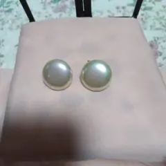 ホワイト イヤリング フック式 真珠ではありません。存在感あります。