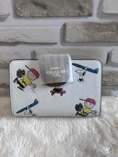 COACH x PEANUTS 二つ折り財布 スヌーピーのサムネイル