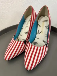 RODEO CROWNS 赤と白のストライプ ウェッジヒールパンプスのサムネイル