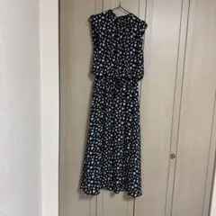 ロングワンピース黒と白の花柄ノースリーブロングワンピース