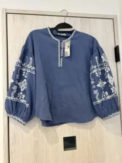 MALAIKA 刺繍入りコットンバルーンスリーブシャツのサムネイル
