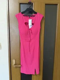 Jewelsピンク タイトドレス カットアウトネック
