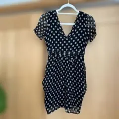 黒と白の水玉模様ミニワンピース