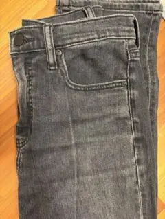 UNIQLO ダークグレー スリムストレートジーンズ