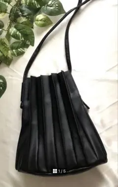 【新品】プリーツデザイン ショルダーバッグ 黒