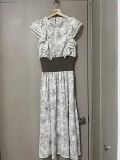 NICE CLAUPフリル付き花柄ワンピース