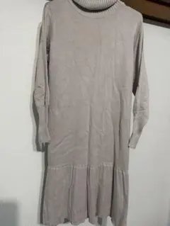ベージュ ニットワンピース タートルネック