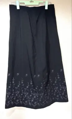 刺繍入り　ブラックロングスカート