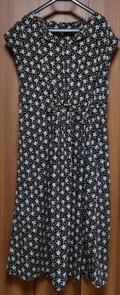 URBAN RESEARCH 黒と白の花柄フレンチスリーブロングワンピース