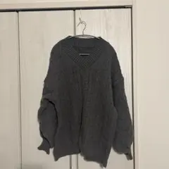 ダークグレー ケーブル編み ニット