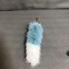ファー付きキーホルダー 青と白