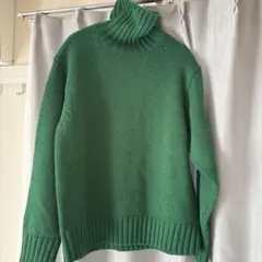 緑色タートルネックニットセーター