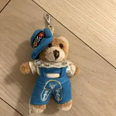 青い衣装のクマのぬいぐるみ