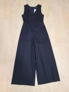 新品タグ付　ユニクロ　ジャンプスーツ　サロペット　オールインワン　黒