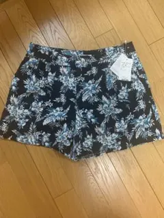 【新品】ショートパンツ　ボタニカル柄