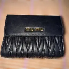 ミュウミュウ miumiu マテラッセ 財布 二つ折り 小銭入れ レザー 黒 …
