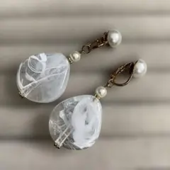 【152】ゴールド パール アクリル マーブル イヤリング