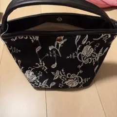 黒地に白の刺繍ハンドバッグ