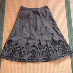 刺繍入りグレーひざ丈フレアスカート