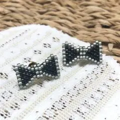 No.21-2ビーズステッチピアス《いろいろ色リボン ブラック×シルバーグレー》