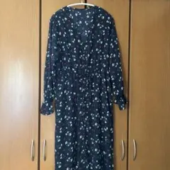 花柄Vネックワンピース
