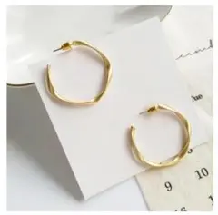 ツイストデザイン フープピアス 　 ゴールドループ　オシャレ 上品
