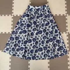 ビームス　花柄フレアスカート ネイビーとホワイト