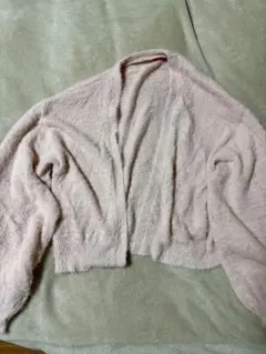 薄いピンクのクロップドカーディガン