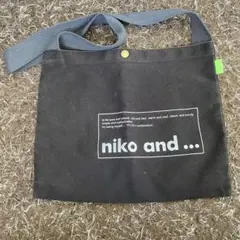 niko and ... ニコアンド ロゴプリント ショルダーバッグ ブラック