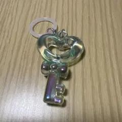 ハートの鍵モチーフ アクリルキーホルダー ピンク - メルカリ
