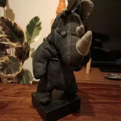 G-STARデニム製サイの置物 黒い台座付き