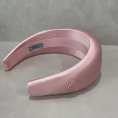 プラダ クリスタル カチューシャ 三角ロゴ トライアングルプレート