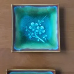 青緑色の花模様の四角い皿　4枚