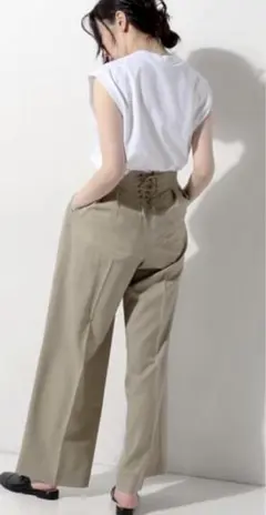 ベージュ ワイドパンツ