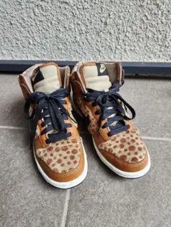 NIKEのキリン柄ハイカットスニーカーです