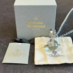 ヴィヴィアンウエストウッド　立体オーブ　ネックレス　アクセサリー　シルバーのサムネイル
