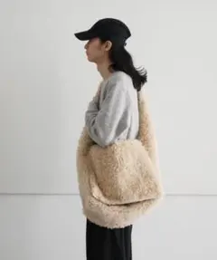 ぽ*た様 old fork house ショルダーバッグ old fork house ボアショルダーバッグ グレー O代官山 - メルカリ