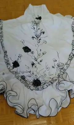 ｃ白に黒で花の絵が描かれたバタ・デ・コーラ　スペインのカンデラ社製のサムネイル