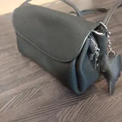 黒いレザーショルダーバッグ