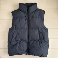 黒のダウンベスト ノースリーブ